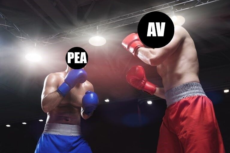 Deux boxeurs s'affrontent sur un ring, l'un marqué PEA, l'autre AV