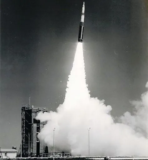 Photographie en noir et blanc du décollage d'un missile Minuteman II depuis son pas de tir