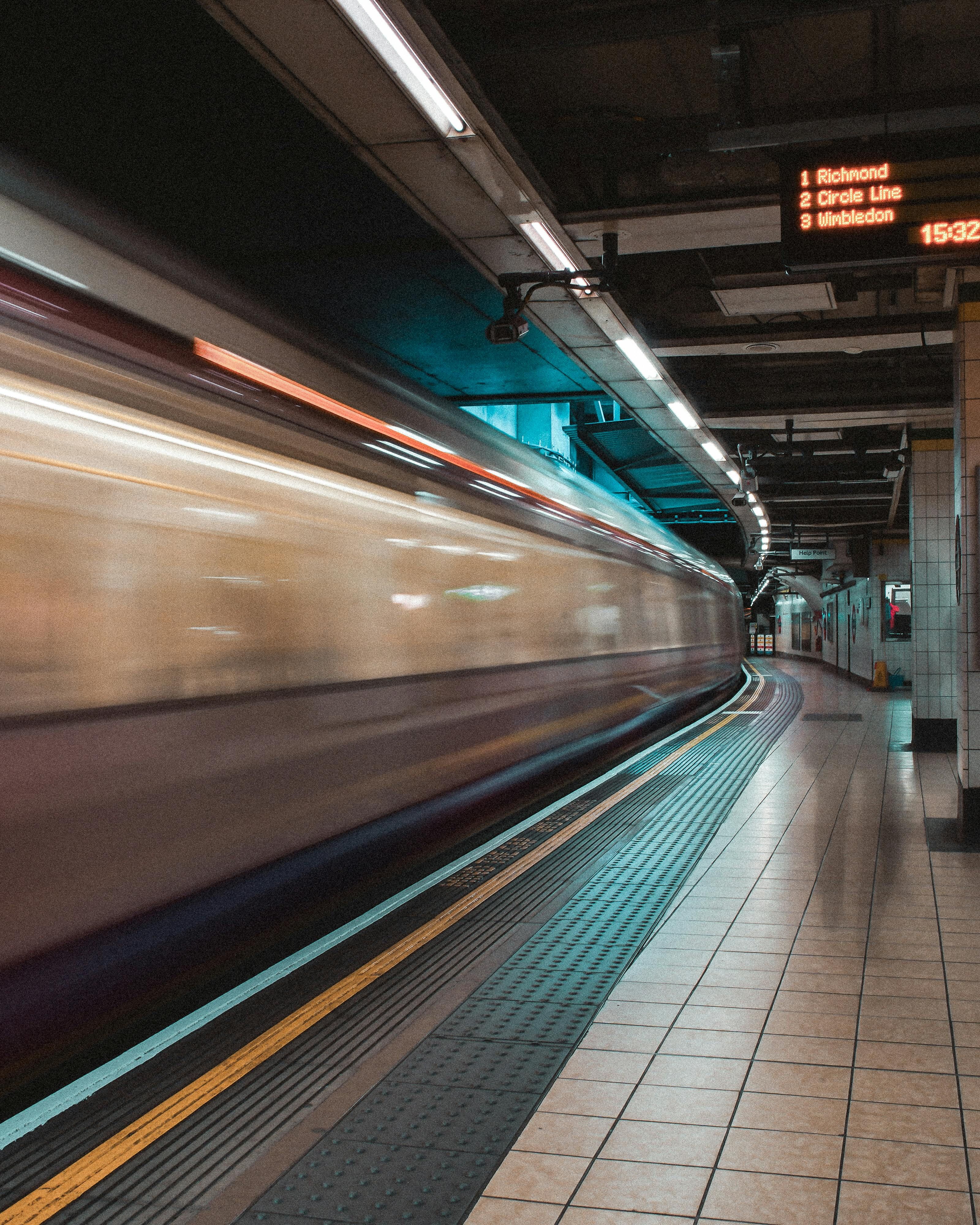 Un train passe à toute vitesse le long d'un quai de métro désert